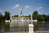 Madrid Spagna -  Parco del Retiro, Estanque con il grandioso monumento equestre ad Alfonso XII.